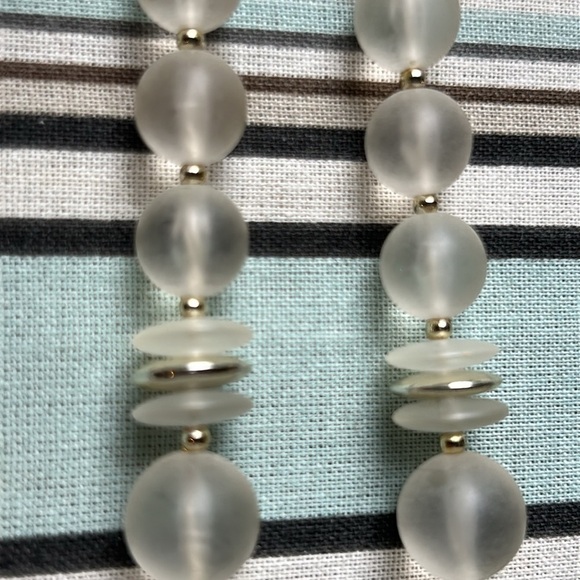 Clear White Silver Gold Beaded Necklace Versatile Excellent Condition - Picture 7 of 8